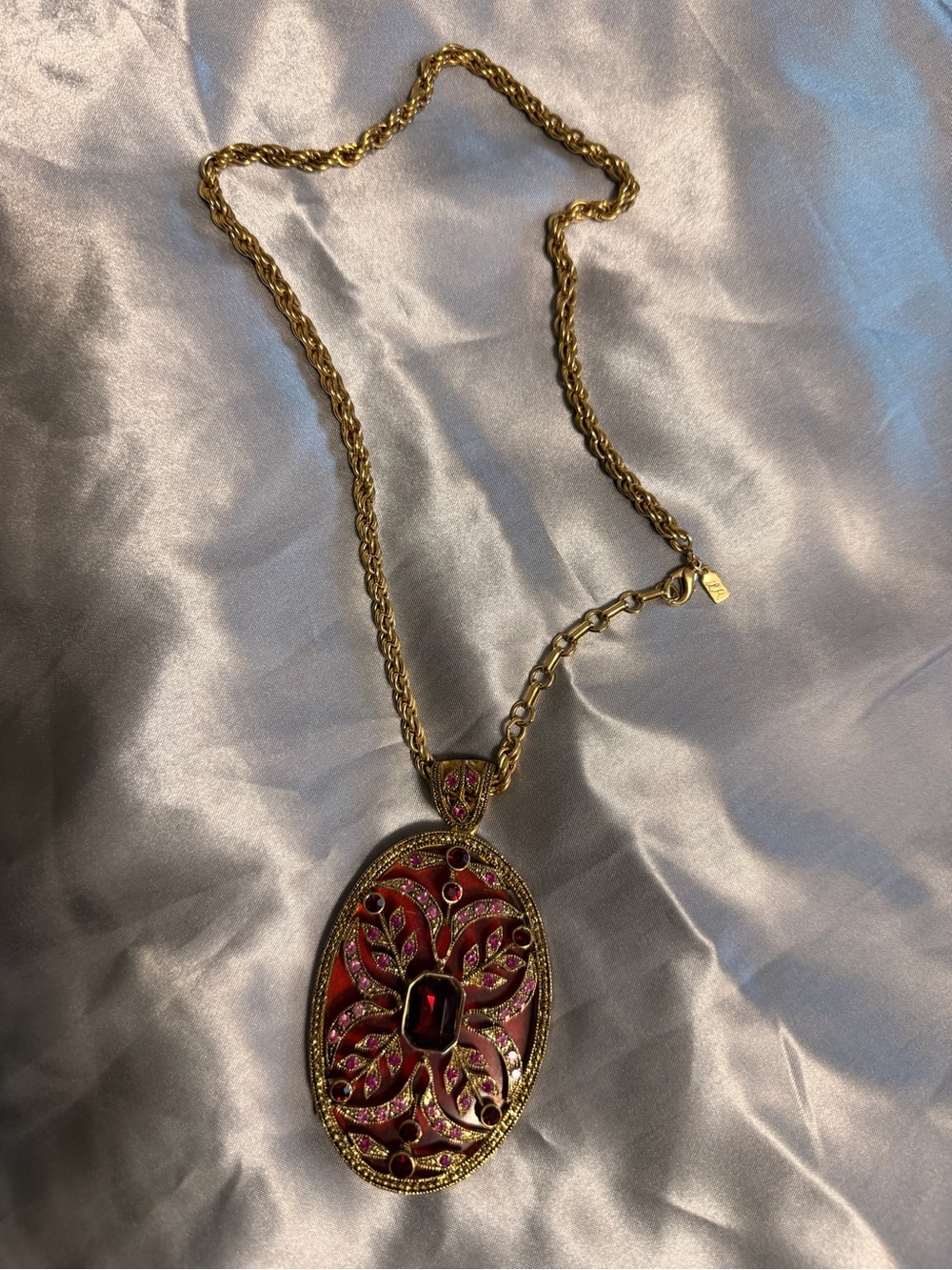Vintage necklace with rhinestones details